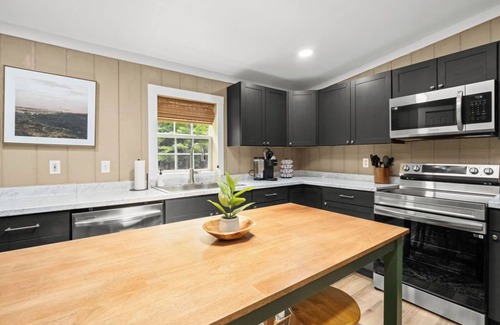 Fayetteville House | 7min to NRG - Sauna, Hot tub, Firepit, Huge Deck