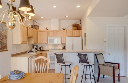Breckenridge House | 7th Night FREE! Quiet|Sunny End Unit w/Fireplace|Private Patios|BBQ|Shuttle|Gondola Close By