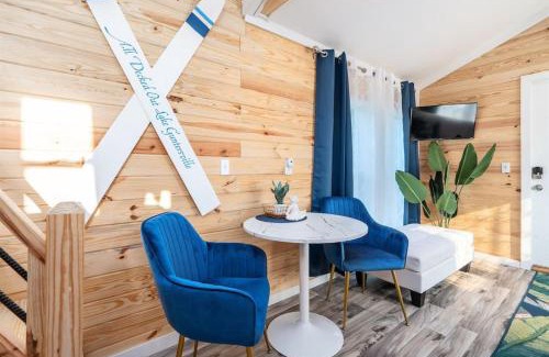 Guntersville Apartment | 8 All Decked Out, Luxury Tiny House, Boat Parking Mins to Lake Guntersville, Downtown