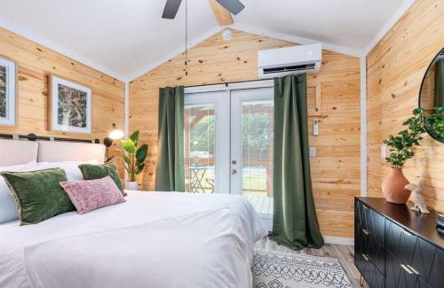 Guntersville Apartment | 8 All Decked Out, Luxury Tiny House, Boat Parking Mins to Lake Guntersville, Downtown
