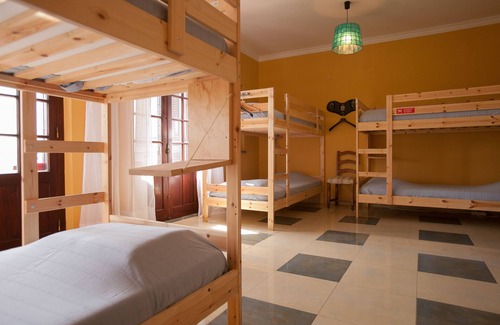 Ericeira Hotel | 8 Bed bed: Chill Hill Hostel & Private Rooms - Peach Garden (RNAL Nº 7624/AL)