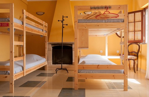 Ericeira Hotel | 8 Bed bed: Chill Hill Hostel & Private Rooms - Peach Garden (RNAL Nº 7624/AL)