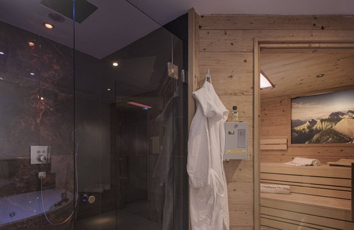 Mayrhofen House | 8 bedroom chalet with private SPA, directly at the ski lift in the center