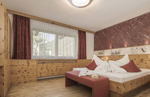 Mayrhofen House | 8 bedroom chalet with private SPA, directly at the ski lift in the center