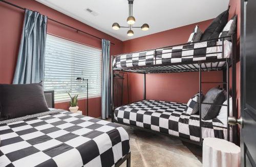 Maxwell Apartment | 8 Beds 4 Bedroom WALK to restaurants, bars and coffee