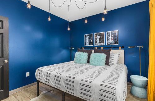 Maxwell Apartment | 8 Beds 4 Bedroom WALK to restaurants, bars and coffee