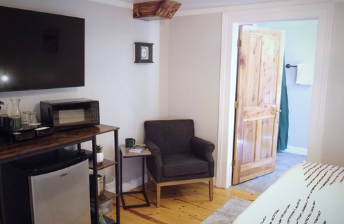 Snowflake Hotel | #8 Cozy Room in Historic Inn, Green Grotto