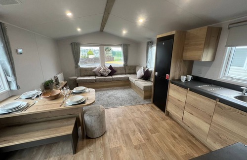 Heacham Cabin | 8 Guests - Swimming Pool - 1min to the Beach