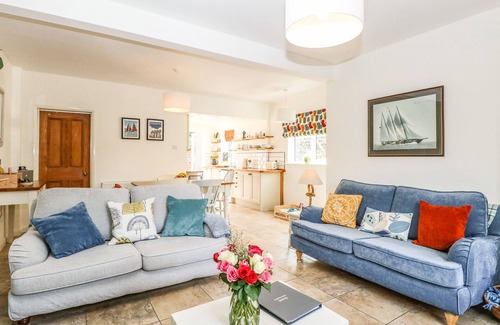 East Runton House | 8 MELINDA COTTAGE, pet friendly, with open fire in East Runton