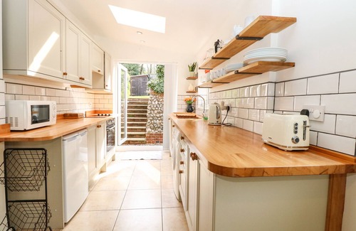 East Runton House | 8 MELINDA COTTAGE, pet friendly, with open fire in East Runton