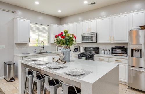 Greenacres House | 8 Mi to Beach Park Bakersfield Gem with Yard!