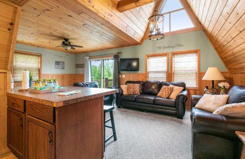 Lampe House | 8 Mi to Dogwood Canyon Cozy Cabin with Deck
