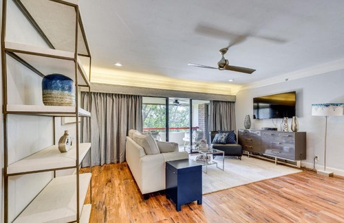 Palm Harbor Apartment | 8 Mi to Honeymoon Island Golf Getaway with Balcony!