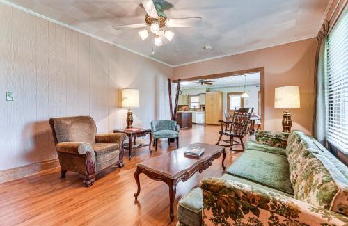 Broussard House | 8 Mi to Lafayette Dog-Friendly Home with Large Yard