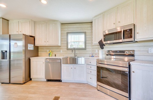 Bedford House | 8 Mi to Main Street: Home w/Yard in Bedford!