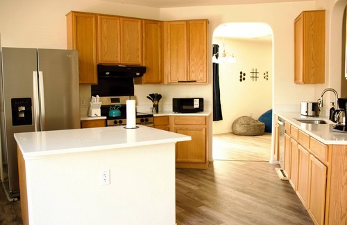 McKinney House | 8 min to Airport & downtown big blue house in Austin