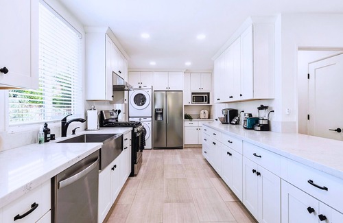Fullerton House | 8 mins to Disney: Parking + Laundry + Playful Backyard