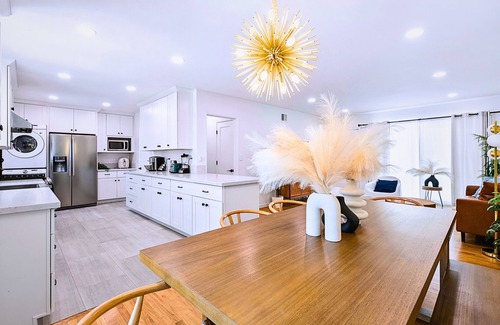 Fullerton House | 8 mins to Disney: Parking + Laundry + Playful Backyard