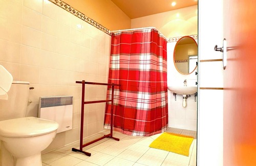 Estadens Cabin | 8-person self-catering cottage with shared pool and private garden facing the Pyrenees Mountains