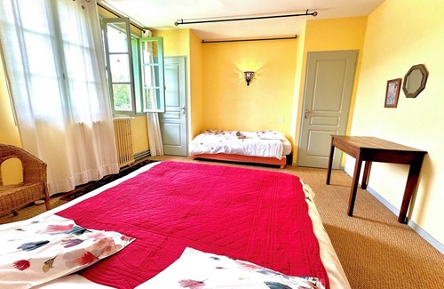 Estadens Cabin | 8-person self-catering cottage with shared pool and private garden facing the Pyrenees Mountains