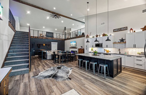 Dennis House | 8 Private Bungalow Suites PLUS the Deluxe Main Barndo in Granbury, TX! Sleeps 36