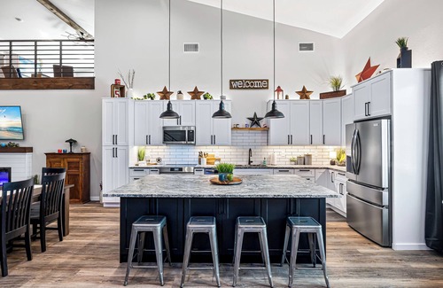 Dennis House | 8 Private Bungalow Suites PLUS the Deluxe Main Barndo in Granbury, TX! Sleeps 36