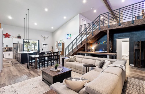 Dennis House | 8 Private Bungalow Suites PLUS the Deluxe Main Barndo in Granbury, TX! Sleeps 36