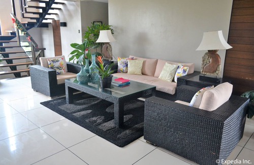 Canlubang Hotel | 8 Suites By Fat Jimmy's