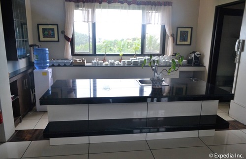 Canlubang Hotel | 8 Suites By Fat Jimmy's