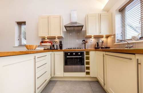 Carnon Downs Cottage | 8 Villa Gallery - a cottage that sleeps 4 guests in 2 bedrooms