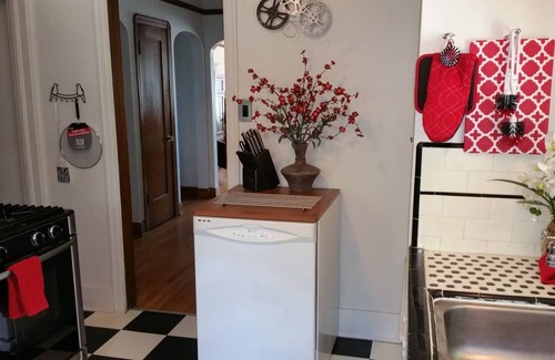 Altamont House | 80+Day Stay Smart Craftsman ❤️ of Downtown | King Double Crib | BBQ, Patio Set +