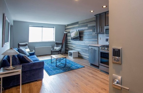 Old Fourth Ward Condo | 804 Barn Wall, 1 FREE Park, Modern Dt, 300 MB Wifi