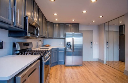 Old Fourth Ward Condo | 804 Barn Wall, 1 FREE Park, Modern Dt, 300 MB Wifi