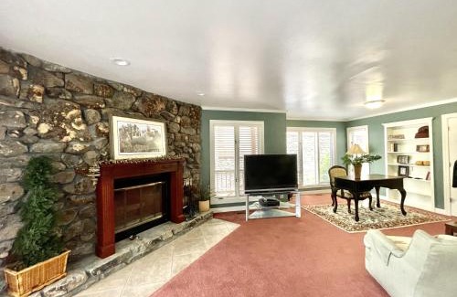 Mount Ida Apartment | 80BPD, Four bedroom, two 1 2 bath log-sided condo with lake view , garage condo