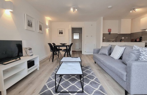 Chiswick Riverside Apartment | 86 Kew Bridge Court - 2 bedroom apartment