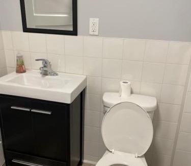 Queens Square House | 86A King Bed 2bd 3bt on Queen St. Downtown