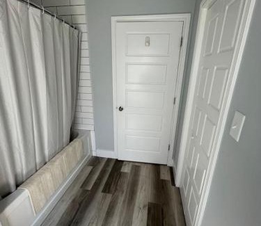 Queens Square House | 86A King Bed 2bd 3bt on Queen St. Downtown