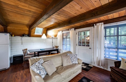 Glacier Cabin | 86sl - Rustic - Pets Ok - Bbq - Sleeps 6 3 Bedroom Home by RedAwning