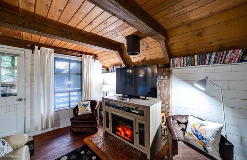 Glacier Cabin | 86sl - Rustic - Pets Ok - Bbq - Sleeps 6 3 Bedroom Home by RedAwning