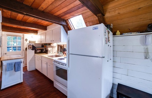Glacier Cabin | 86sl - Rustic - Pets Ok - Bbq - Sleeps 6 3 Bedroom Home by RedAwning