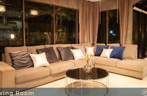 Khlong Tan Nuea Villa | 88 pool side garden villa