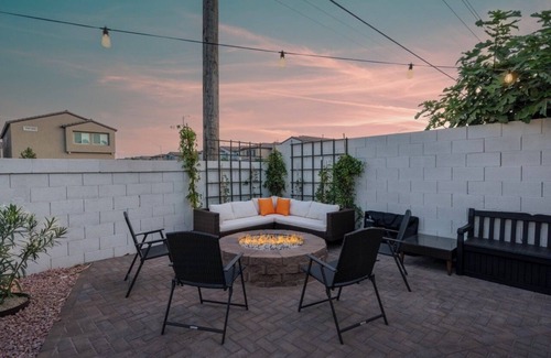 North Las Vegas House | 8BR 5BA SuperHero Retreat-King Beds, BBQ, Hammock, Firepit, MiniGolf, WorkSpace