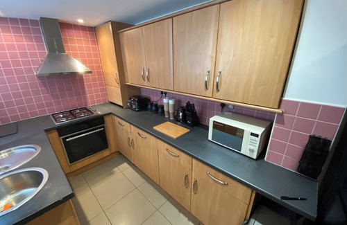 Salford House | 9 bed - Huge Price Reductions For week to month stays