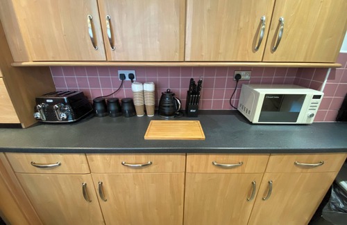 Salford House | 9 bed - Huge Price Reductions For week to month stays