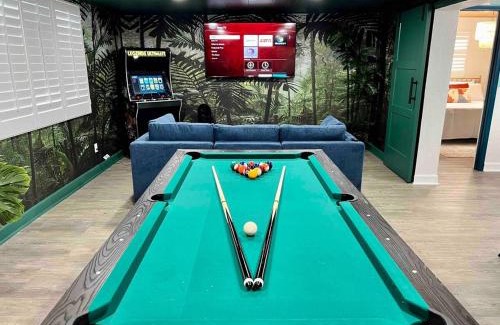 Carter Norwood House | 9 Beds Beach Gameroom Cowboy Pool Mini Golf