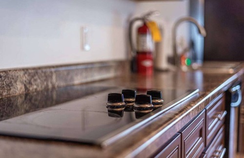 Laketown House | 9-BR Direct Beachfront: Perfect for Large Groups!