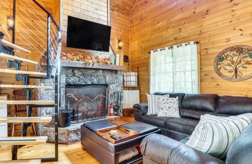 Clarkesville House | 9 Mi to Lake Burton Cabin with Deck Near Helen