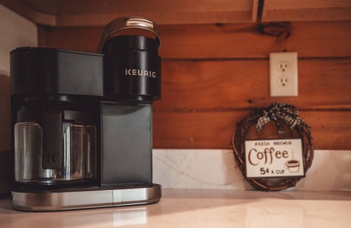 Logan Cabin | 9 Miles from Old Man's Cave, High Speed Starlink Internet, Hot tub, sleeps 12