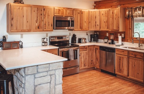 Logan Cabin | 9 Miles from Old Man's Cave, High Speed Starlink Internet, Hot tub, sleeps 12