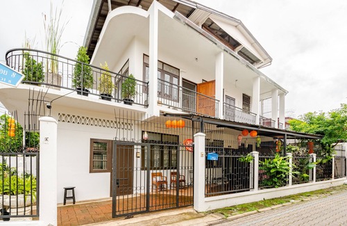 Old City Villa | 9 Pax Family Villa Mountain Sunset & temple views